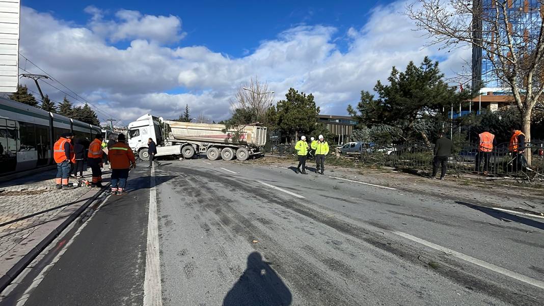 Konya'da feci kaza! TIR ağaçları ezdi,  karşı şeritte durabildi! Sürücü ağır yaralı 2